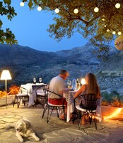 Se sirve cocina mediterránea (con vistas al jardín)