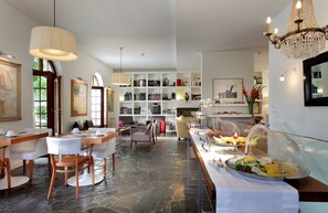 Spécialités cuisine méditerranéenne, vue sur le jardin