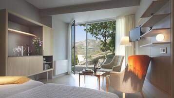 Superior tweepersoonskamer, terras, uitzicht op bergen | Woonkamer | Televisie