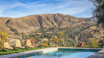 Ulkouima-allas, aurinkotuoleja