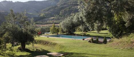 Kolam renang outdoor, dengan kursi berjemur