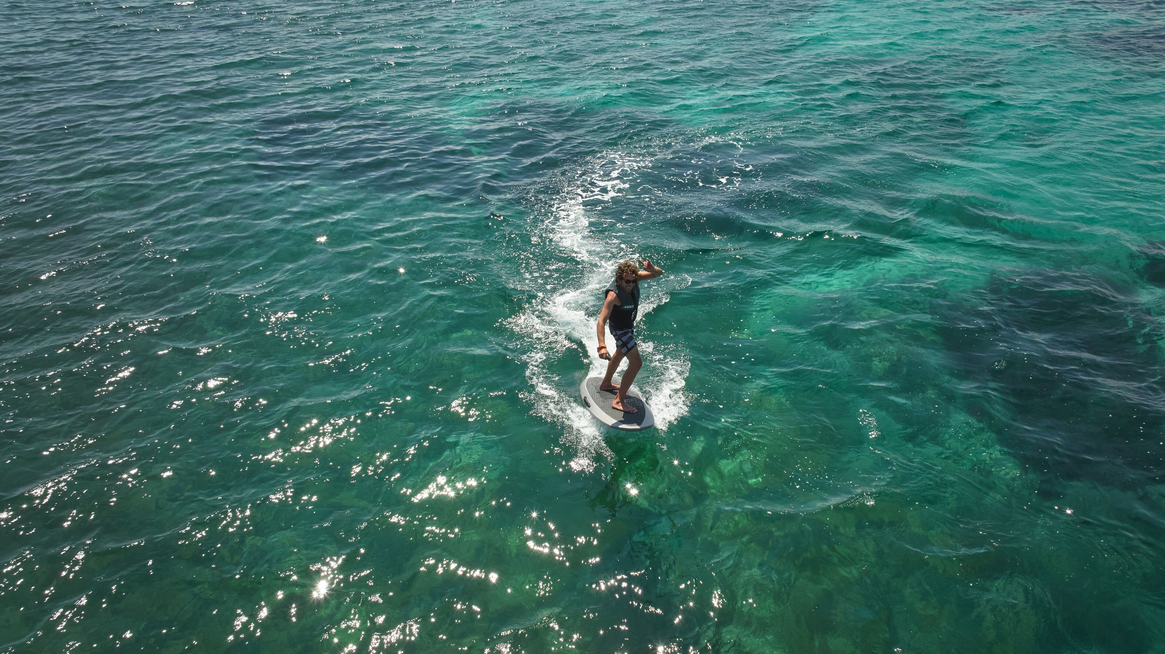 3 outdoor pools, open 10:00 am to 7:00 pm, pool umbrellas, pool loungers