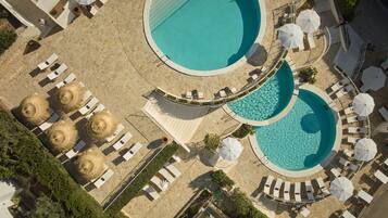 3 udendørs pools, åben fra kl. 10.00 til kl. 19.00, parasoller