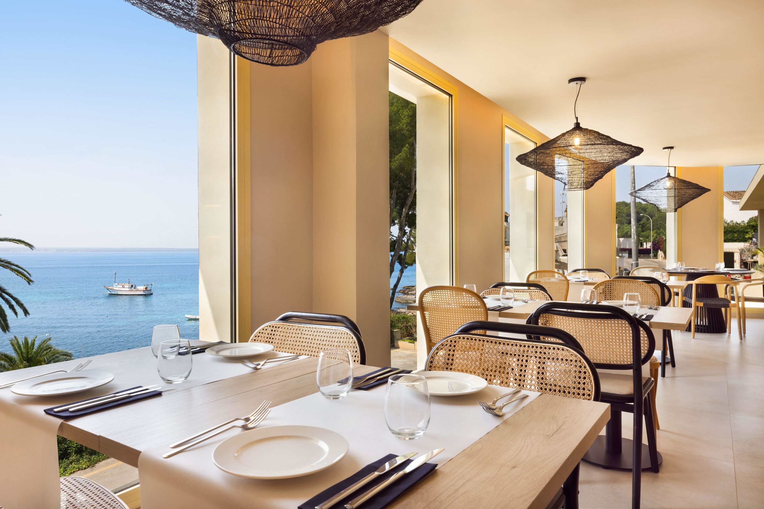 Breakfast and dinner served, sea views 