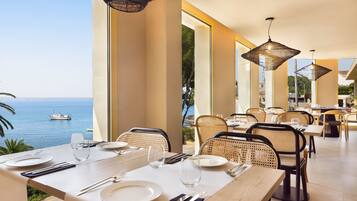 Breakfast and dinner served, sea views