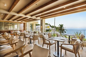 Petit déjeuner et dîner servis sur place, vue sur la mer 