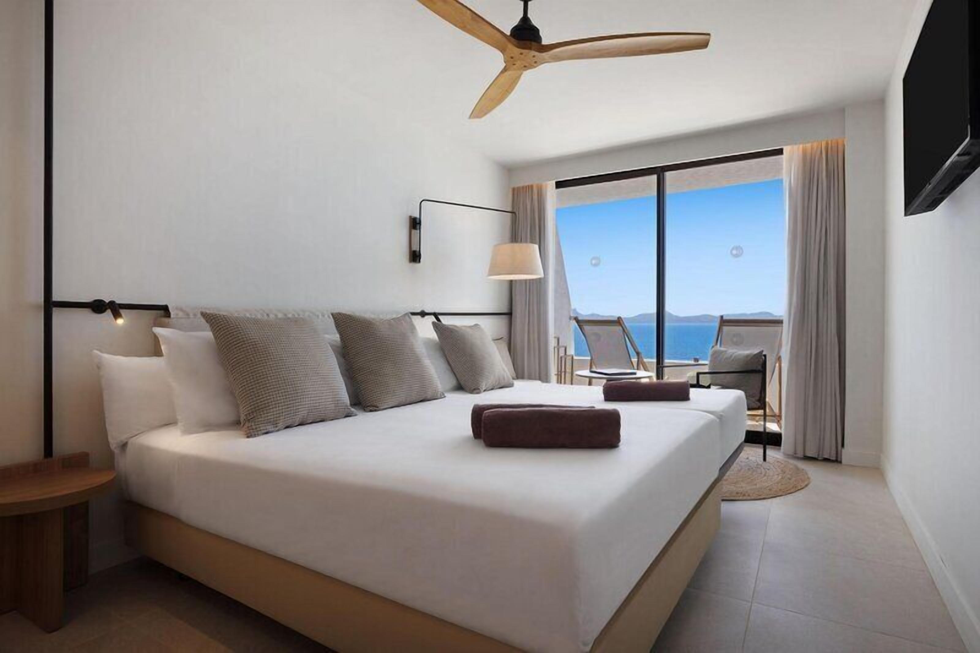 Minibar, caja fuerte, cortinas opacas y sistema de insonorización