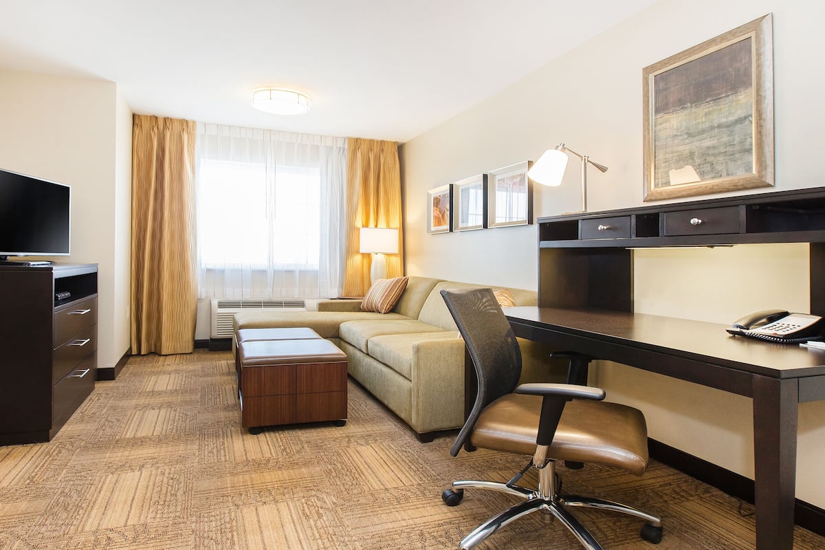 1 slaapkamer, donzen dekbedden, een bureau, een strijkplank/strijkijzer