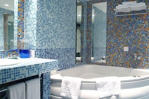 Executive Suite | Bathroom - Europa Plaza Hotel (Egkomi)