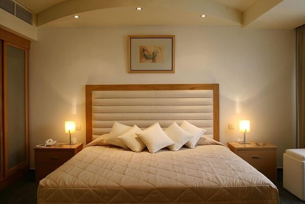 Executive Suite | In-room safe, desk, free WiFi, bed sheets