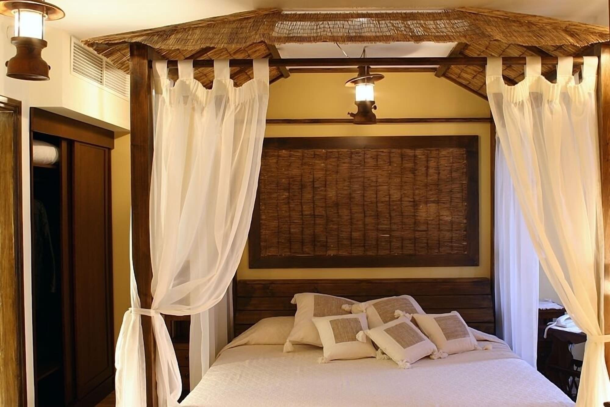 Executive Suite | In-room safe, desk, free WiFi, bed sheets