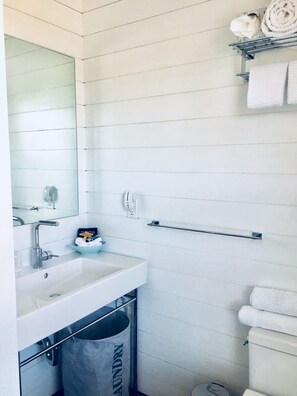 Room - SEVEN - Shelter Island Guest House (Shelter Island Heights)