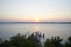 Ubicación cercana a la playa, arena blanca, tumbonas y sombrillas