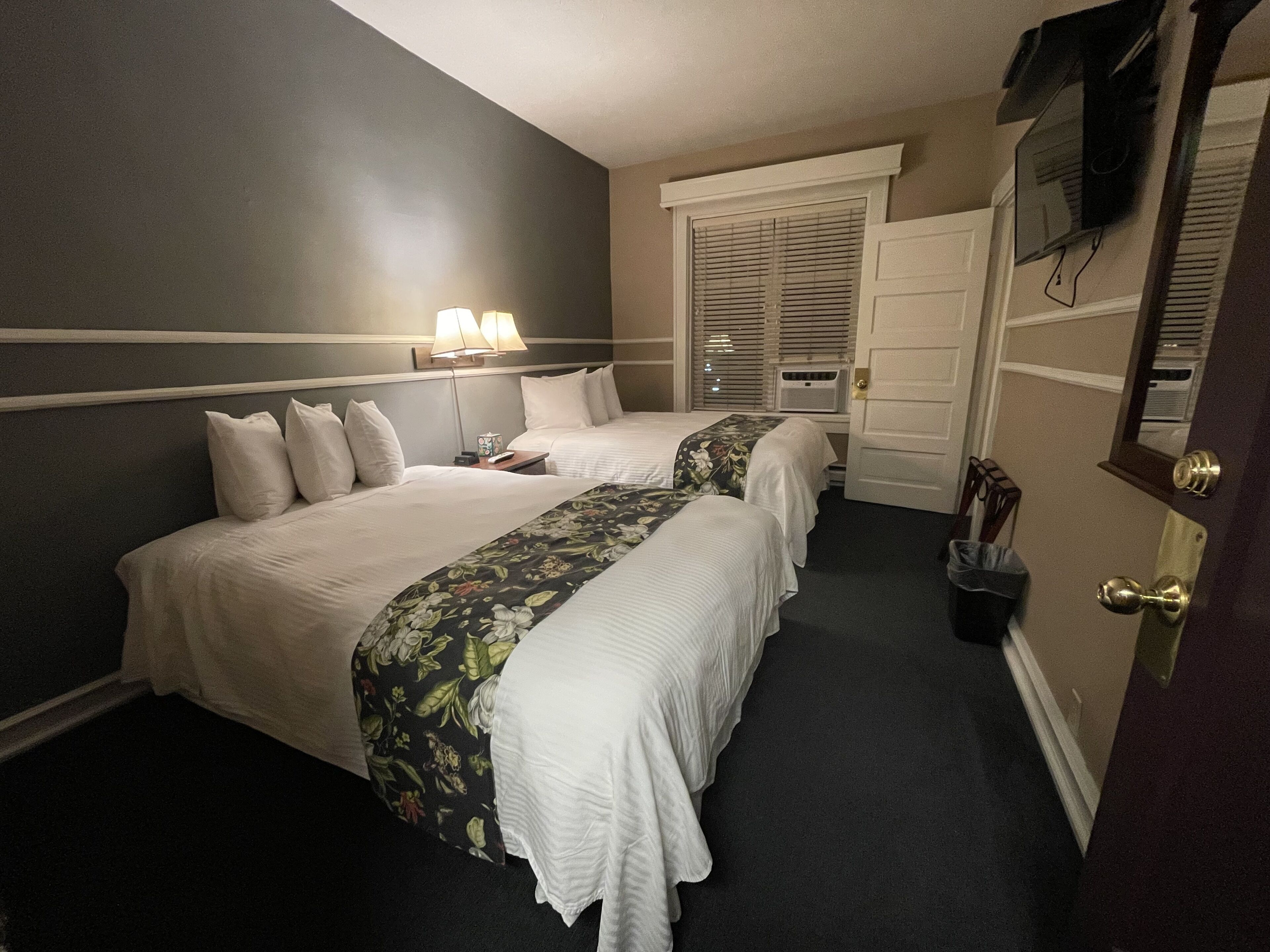 Tabla de planchar con plancha, wifi gratis y ropa de cama 