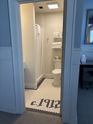 Grand Room | Bathroom | Hair dryer, towels, soap, shampoo - Kalispell Grand Hotel (Kalispell)