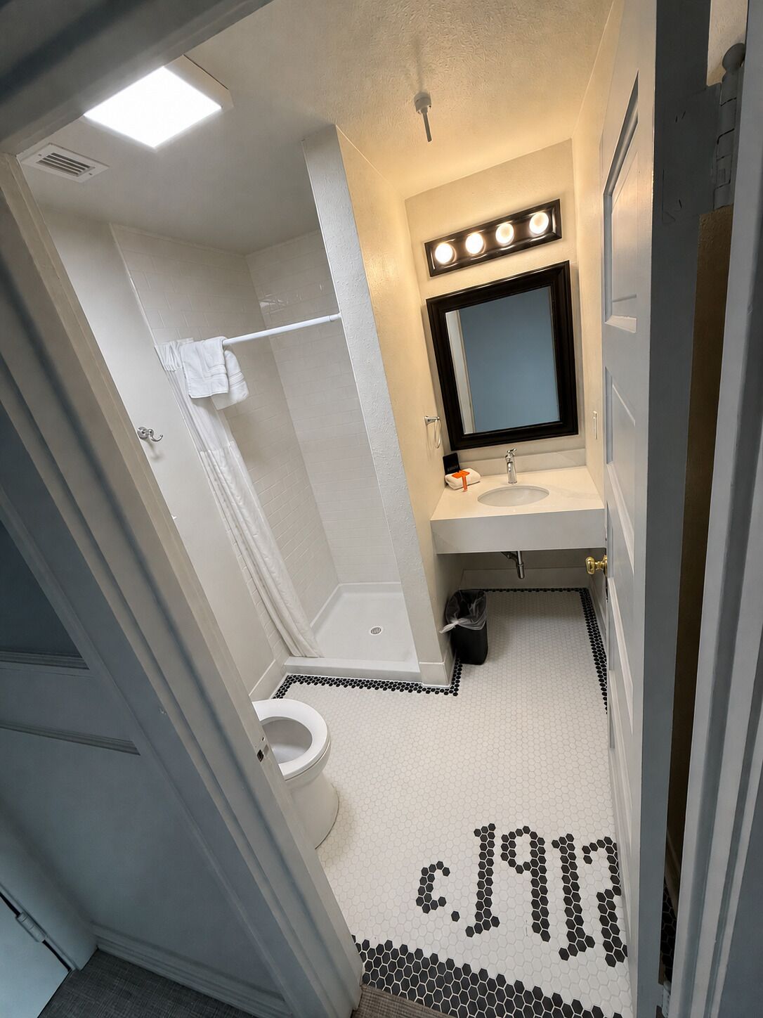 Economy Single Room | Bathroom | Hair dryer, towels, soap, shampoo