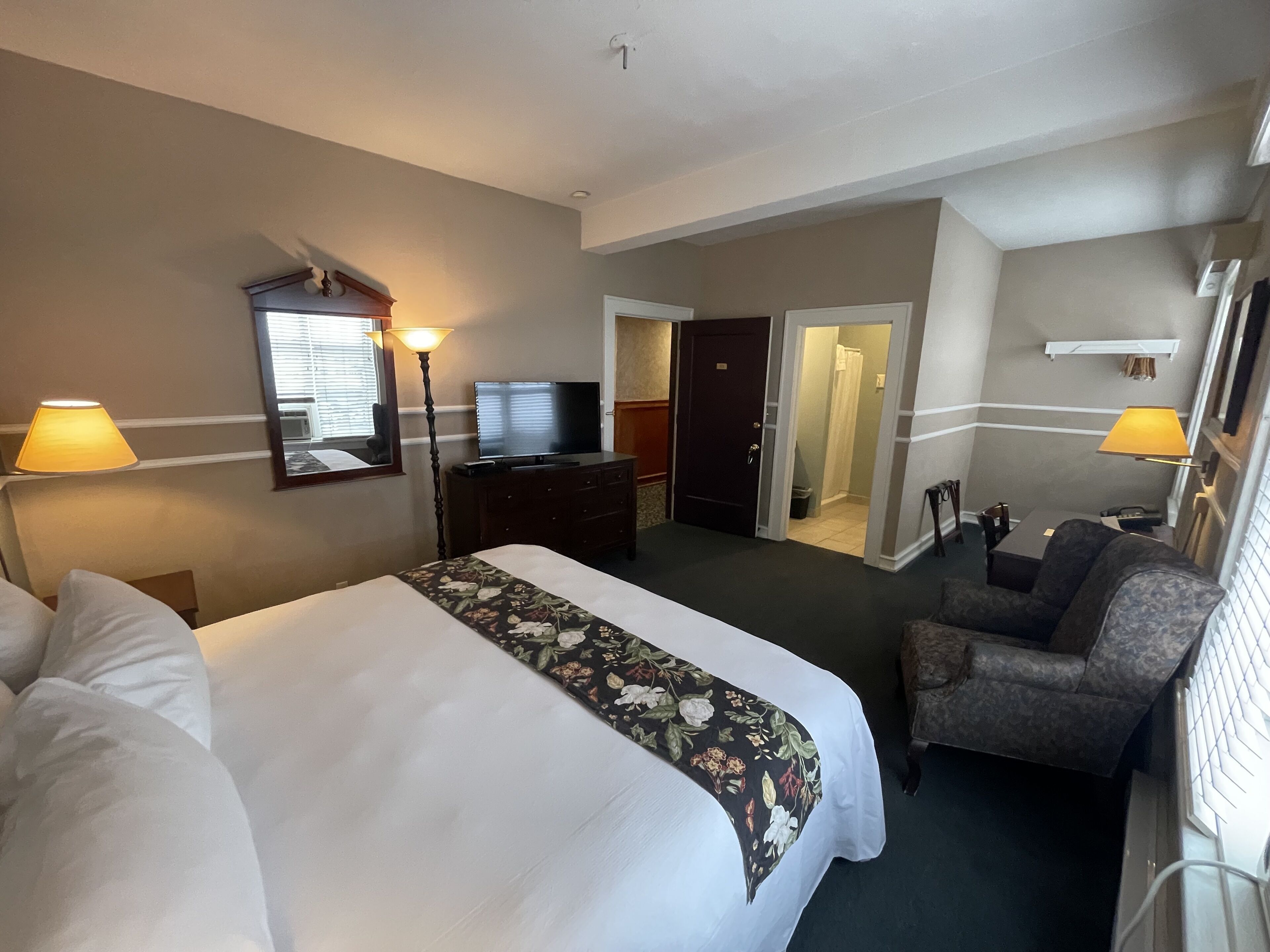 grand room | 1 bedroom, iron/ironing board, free wifi, bed sheets