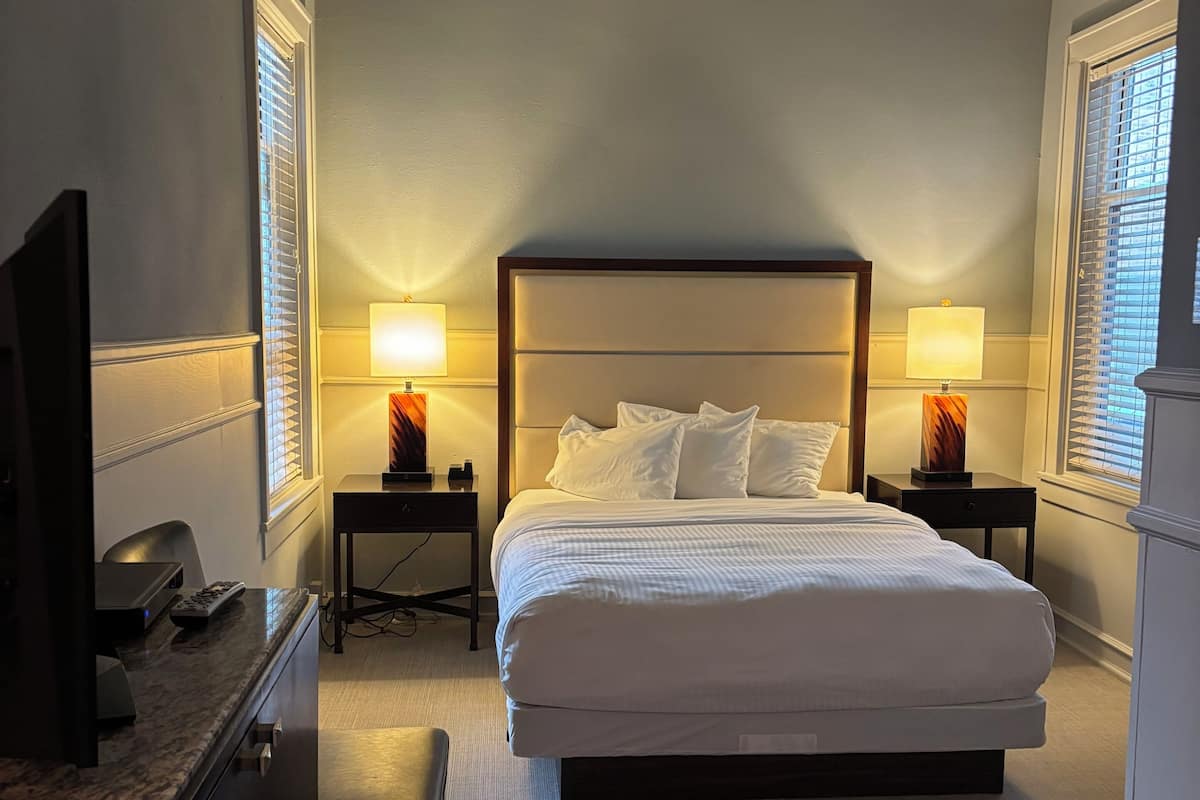Room, 1 Queen Bed | Iron/ironing board, free WiFi, bed sheets