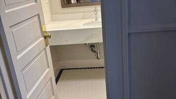 Executive Double Room | Bathroom | Hair dryer, towels, soap, shampoo