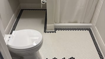 Kamer, 1 kingsize bed | Badkamer | Een haardroger, handdoeken, zeep, shampoo
