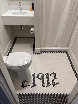 Room, 1 King Bed | Bathroom