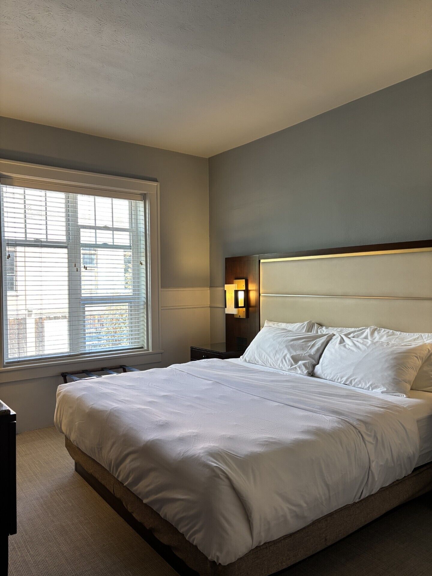 Room, 1 King Bed | Iron/ironing board, free WiFi, bed sheets