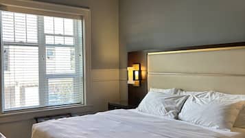 Room, 1 King Bed | Iron/ironing board, free WiFi, bed sheets