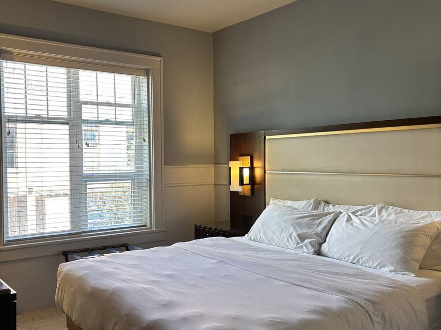 Tabla de planchar con plancha, wifi gratis y ropa de cama