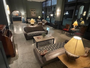 Coin salon dans le hall