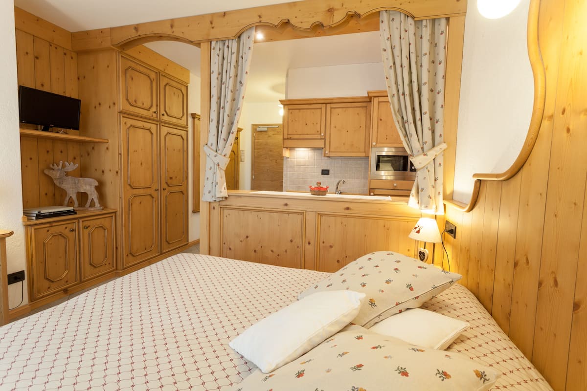 studio | 1 bedroom, down duvets, minibar, in-room safe