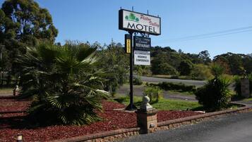 A motel sign with amenities including a fine dining restaurant, accommodation, weddings, and conferences.