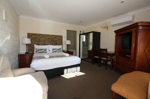 Tabla de planchar con plancha, wifi gratis y ropa de cama