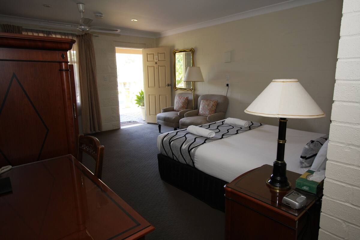 Deluxe King Room | Iron/ironing board, WiFi (free), bed sheets