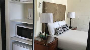 Deluxe King Spa Room | Iron/ironing board, free WiFi, bed sheets