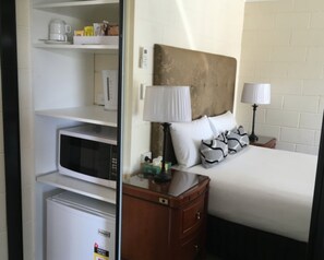 Deluxe King Spa Room | Iron/ironing board, free WiFi, bed sheets - Picton Valley Motel (Picton)