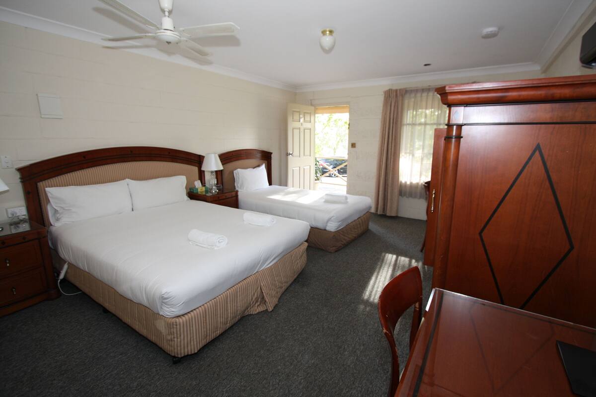 Twin Room | Iron/ironing board, WiFi (free), bed sheets
