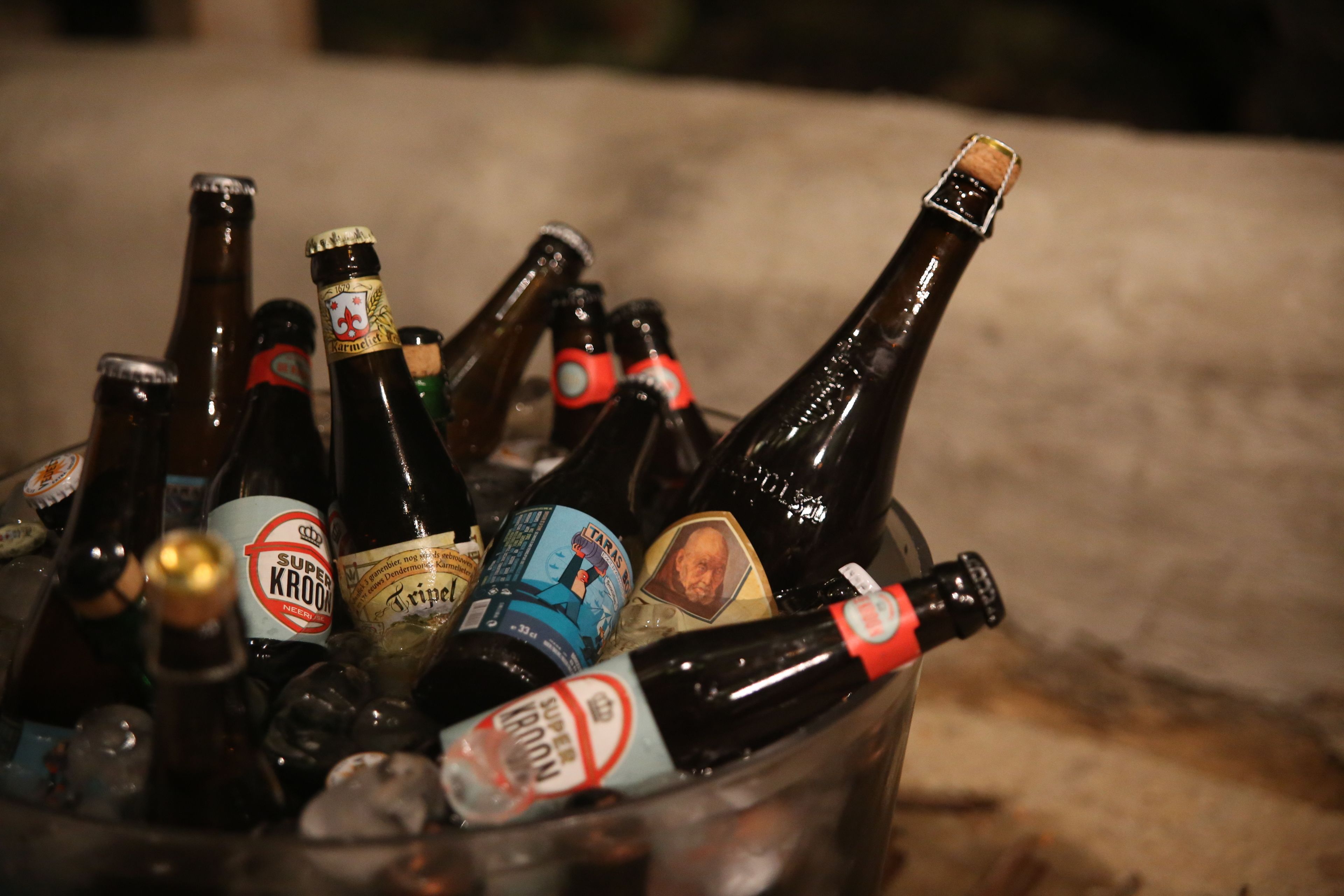 Een emmer gevuld met verschillende bierflesjes.