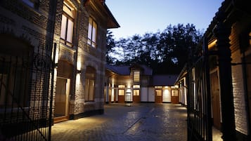 Façade de lâhĂ©bergement - soirĂ©e/nuit