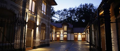 Fassade der Unterkunft â Abend/Nacht