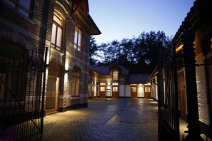 Front of property - evening/night - B&B Hippo-Droom (Hoeilaart)