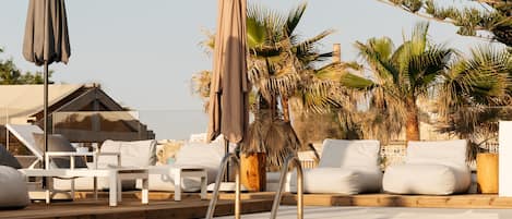 Piscine extérieure (ouverte en saison), parasols de plage