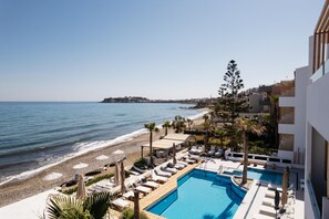 สระว่ายน้ำกลางแจ้งเปิดตามฤดูกาล, ร่มริมสระว่ายน้ำ, เก้าอี้อาบแดดริมสระ