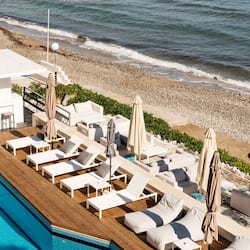 Privat strand, solstolar och parasoller