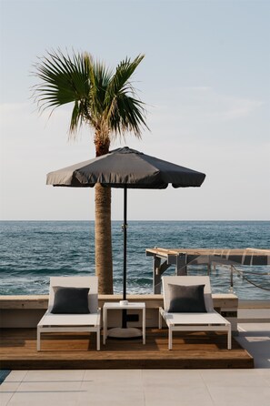 Terrace/patio - Petradi Beach Lounge Hotel (Rethymno)
