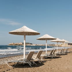 Privat strand, solstolar och parasoller