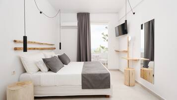 Habitación doble clásica, vista al mar | Caja de seguridad en la habitación y escritorio