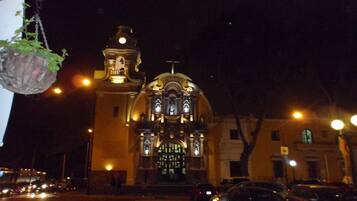 Una iglesia con un campanario y una gran entrada de arco.