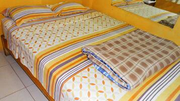 Quarto casal básico, 1 cama de casal | Vista do quarto