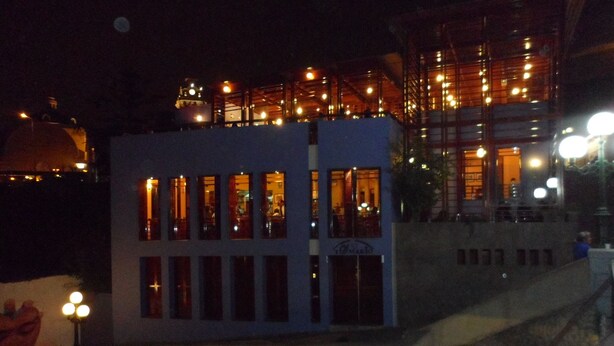 A building with multiple windows and a sign that reads "MARIO". - Hostal Jovita (Santiago de Surco)