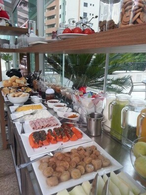 Desayuno buffet (BRL 40 por persona)